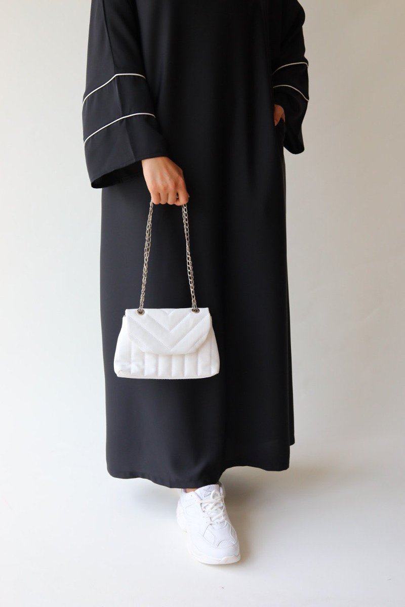 Zamansızlığın simgesi siyah Klasik Biyeli Abaya, konforlu ve zarif görünümünün tamamlayıcısı!

#mimseabaya #mimsewoman #mimseofficial #hijab