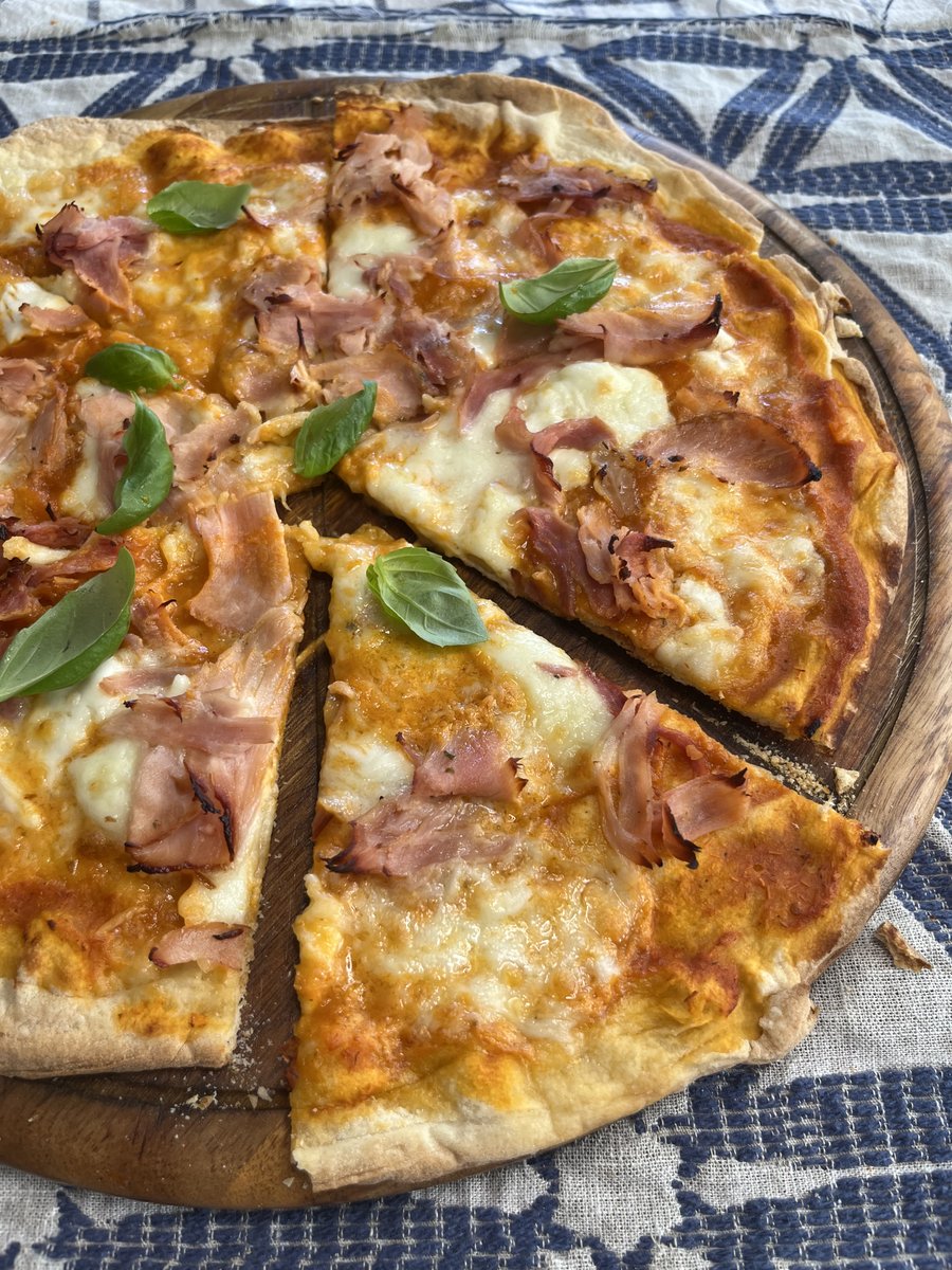 Ham pizza 🍕 Simple, quick lunch for kids on their summer holidays. Grab a slice & get back to enjoying the sunshine. Less than 10 minutes to make. Great alternative to toasted cheese sambos @bradyfamilyham @macroombuffalo #pizza #pizzadapiero #summer #cookingwithkids