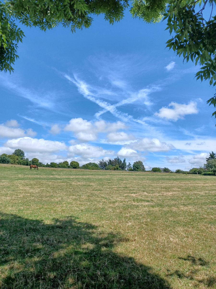 VicStathopoulos's tweet photo. Does cloud look strange? It looks like an X. https://t.co/jykhg9LDn3
