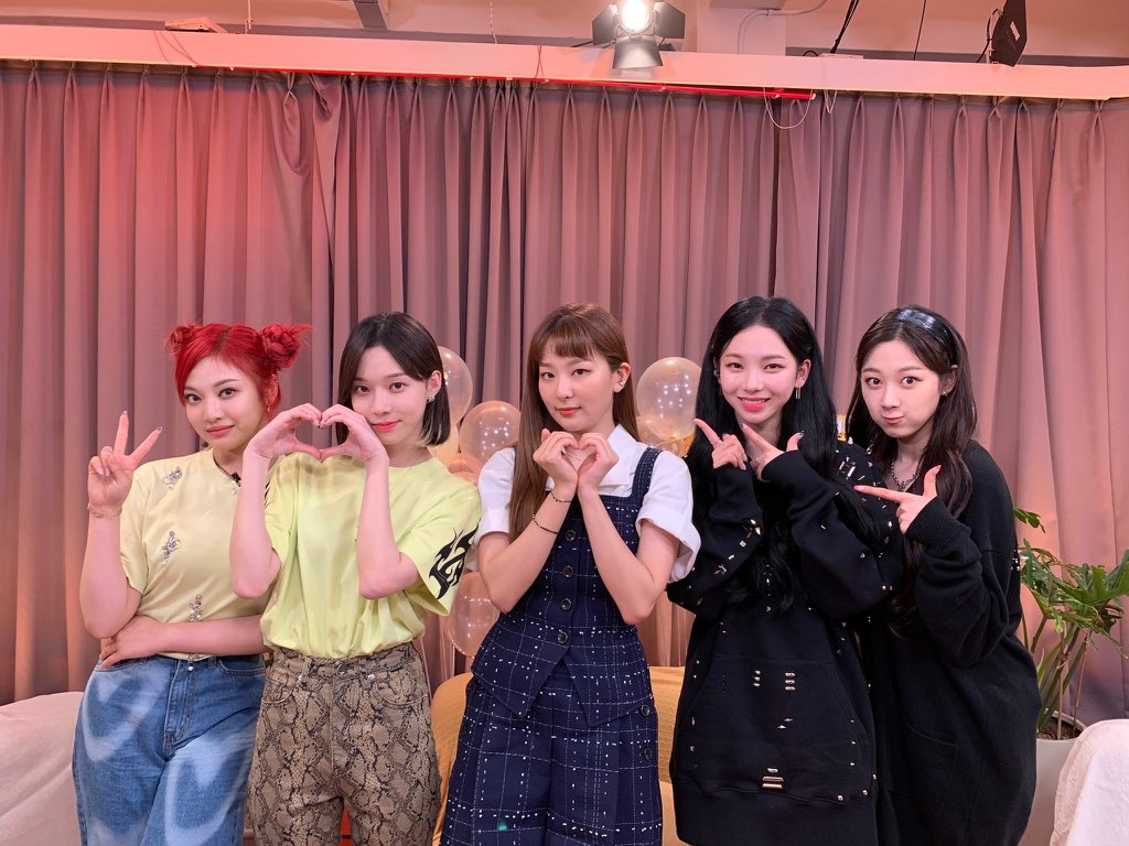 seuligie's tweet photo. congratulations on your comeback my gurlsss! 💐💗

finally after waiting for so long.. it’s worth it, cause your comeback this time is sooo amazingg, the MV concept also the song as usual match you as well. please stay healthy and good luck for the promotion till the end! 💖 https://t.co/TTb8u0Xp5J
