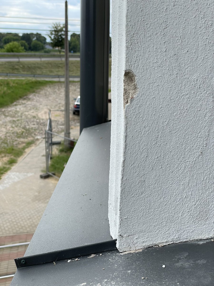 Vakar 4 naktī 2 vīrieši atkal mēģināja noraut 🇺🇦 karogu. Šoreiz neveiksmīgi. Pēc tam bēdās viņi meta pa mūsu logu ar akmeni, bet trāpīja ailei. Pagaidām esam karogu noņēmuši - lemjam, vai ir vērts ieguldīt videonovērošanas kameras iegādei… tad jau drīzāk ziedot Ukrainai.