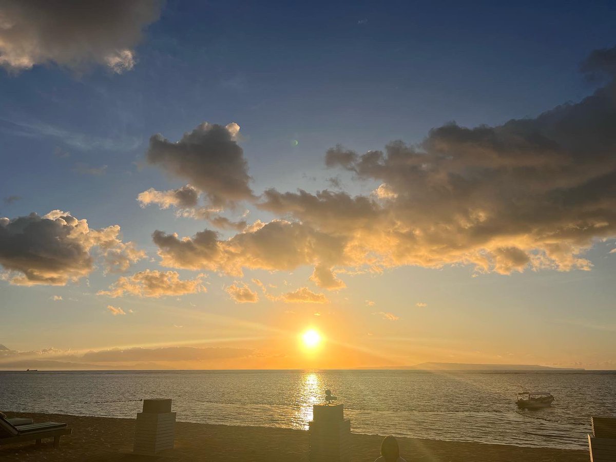 denisekimsays's tweet image. Waking up and seeing the sunrise &amp;gt;&amp;gt; staying up and seeing the sunrise