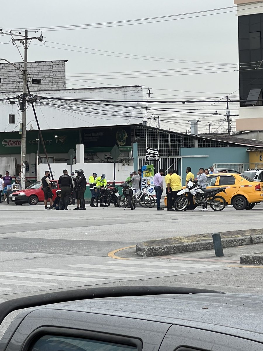 Gustavo20582's tweet photo. En la avenida Isidro Ayora. Al parecer un policía fue “derribado” por un taxi @Cupsfire_gye @luisantonio_r https://t.co/tKcmprdFwI
