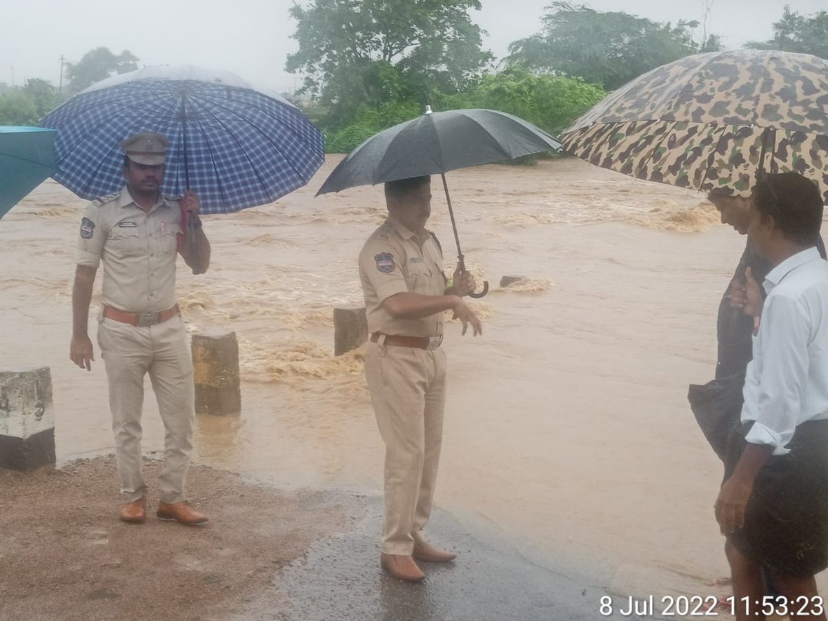 shorpmps's tweet photo. ఈరోజు కురుస్తున్న బారి వర్షాలకు రఘునాధపాలెం మండలం, VR బంజర గ్రామం లో గల బుగ్గ వాగు ప్రవాహాన్ని ఖమ్మం సిటీ పోలీస్ కమీషనర్ శ్రీ. విష్ణు వారియర్ గారు సమీక్షించి తగు చర్యలు తీసుకోవాలని ఆదేశించారు వారి వెంట, ఖమ్మం రూరల్ సర్కిల్ ఇన్స్పెక్టర్ గారు మరియు రఘునాధపాలెం SI గారు పాల్గొన్నారు. https://t.co/JjY7LpTrOn