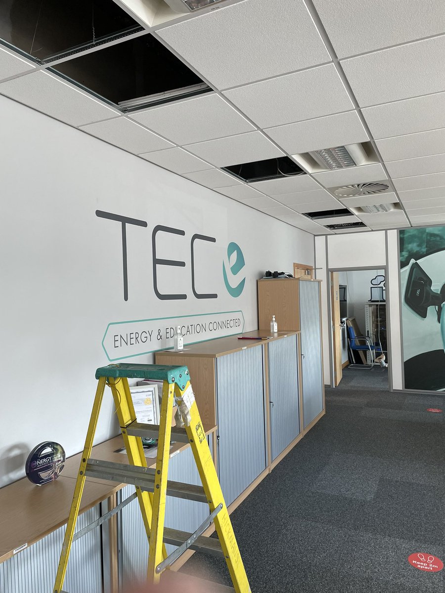 SteveCreighton2's tweet photo. A trip to the @TEC_Connected office as fluorescent being exchanged for LED #NetZeroWeek 9x more life, more light, power reduction, improved energy rating and PIR so single and motion activate. No more one switch all on #netzero #reducingwaste https://t.co/T6EY70WfJk