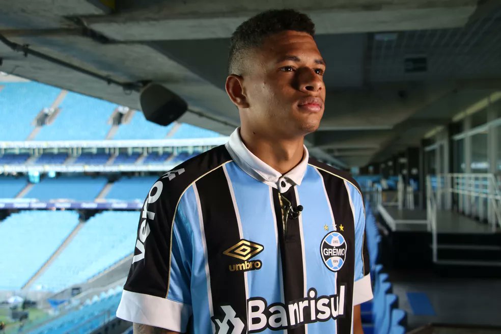 cabecaoviral's tweet photo. 🇵🇹 - O #Vizela, de Portugal, comunicou oficialmente a chegada por empréstimo do meio-campista brasileiro #DiegoRosa, do #ManchesterCity. Formado por #Vitória e #Grêmio, o jogador de 19 anos disputou a temporada passada pelo #Lommel, da Bélgica.
✍️🏻 @RenanTanandone https://t.co/GKnMDBurFX