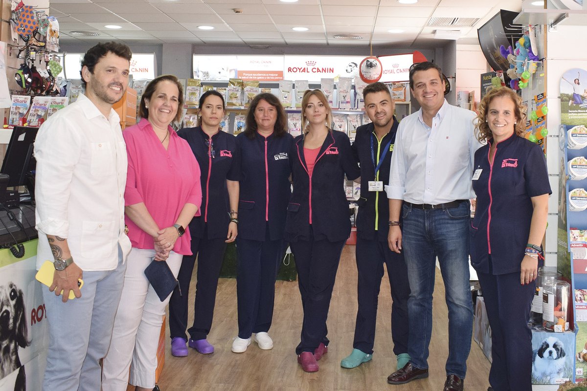 imdeec's tweet photo. 🛍️ Visita a los establecimientos de La Viñuela, con el alcalde @jmbellidoroche y el presidente y vicepresidente de @CCAVinuela, para presentar el networking empresarial que celebrará la asociación el 22 de septiembre. https://t.co/sGlDLxLIgP