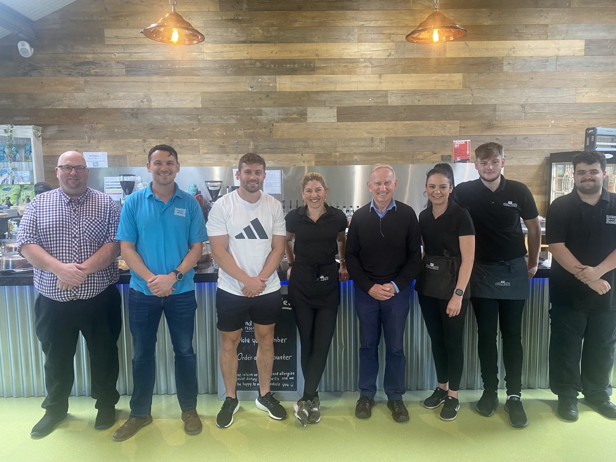 🏉 We a lovely visit from Welsh Rugby international, Leigh Halfpenny at Parc Y Bocs Cafe last week! It was so wonderful to meet you <a href="/LeighHalfpenny1/">Leigh Halfpenny</a>. Thanks for dropping by and letting us steal you away for a picture 🤣

#welshrugby <a href="/WelshRugbyUnion/">Welsh Rugby Union 🏴󠁧󠁢󠁷󠁬󠁳󠁿</a>