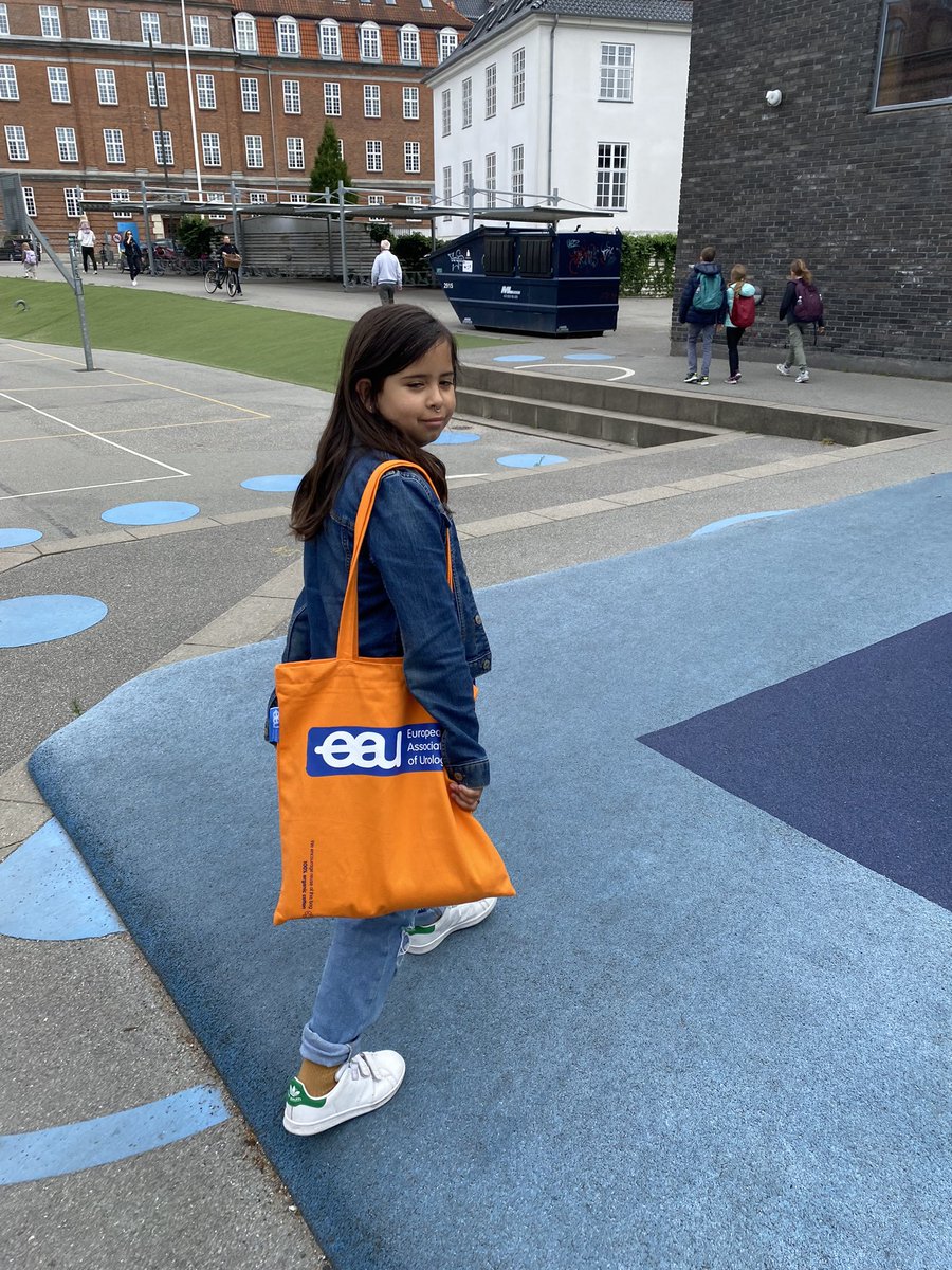 First Congress bag I ever have that is actually appreciated. My 8 years old daughter loves it and kept it for herself. Well done @Uroweb 👍🏽 #EAU22 I have high expectations for #EAU23