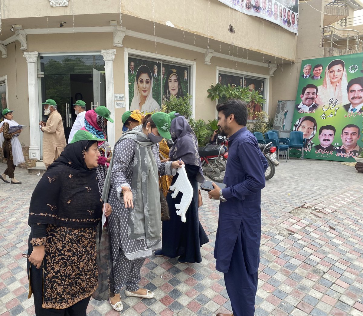 bangbeeeeeeehhh's tweet photo. لاہور الیکشن صدر یوتھ میڈیا ٹیم پنجاب ایڈووکیٹ شمائلہ رانا ڈور ٹو ڈور کمپین کرتے ہوئے 
@MaryamNSharif 
@HamzaSS 
@Shamylaroy https://t.co/e71SAHwZnS