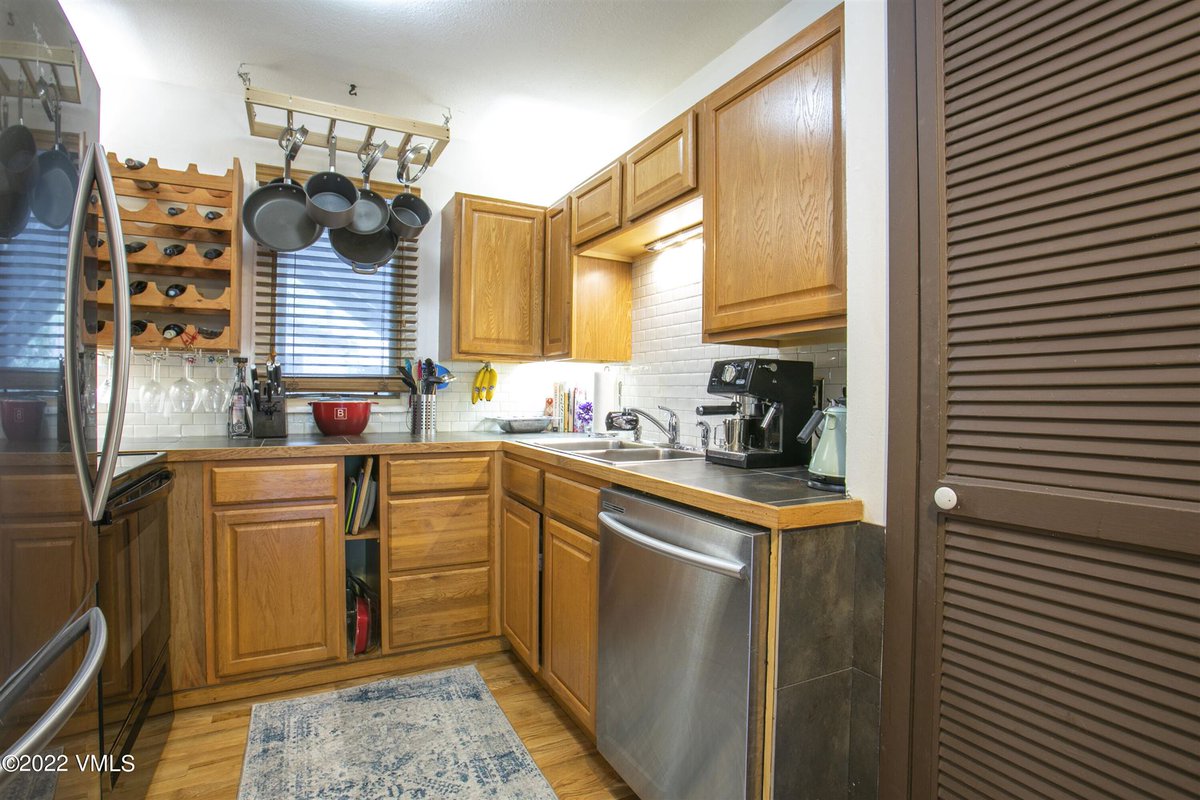 YourVailHome's tweet photo. Cute and quaint in Vail. Here is your opportunity for one-bedroom ownership in West Vail. Enjoy the North Trail network of hiking &amp; biking in your backyard, as well as proximity to the grocery store &amp; Town of Vail bus route. 
https://t.co/OWd5Ib6WAf https://t.co/aYenno1hbr