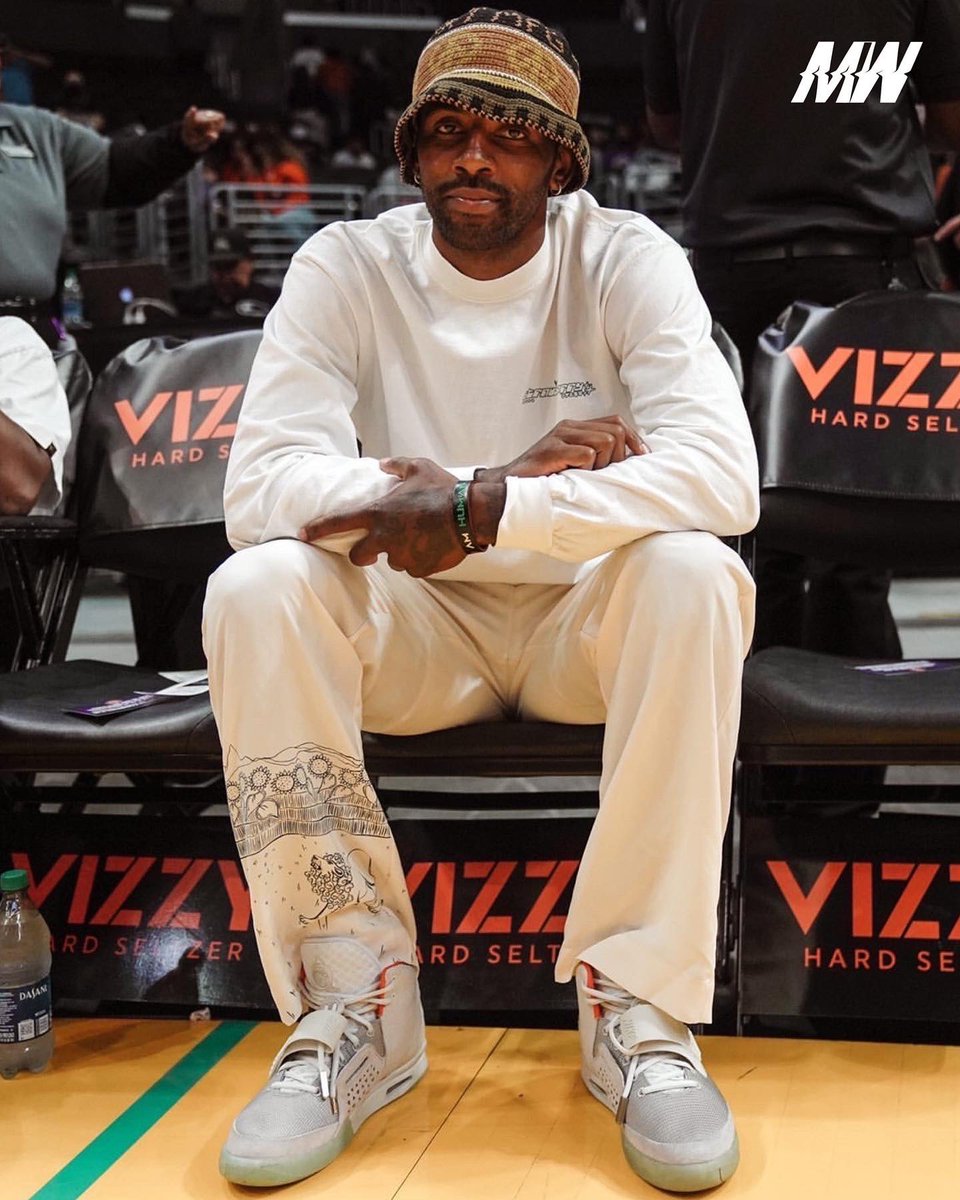 madeforthew's tweet photo. Our #MFTW Fam @KyrieIrving kickin’ it courtside rocking the Air Yeezy 2 ‘Pure Platinum’ 🔥👟

#MadeForTheW | 📸: @Freddie_kelli https://t.co/jIIuocD9hM