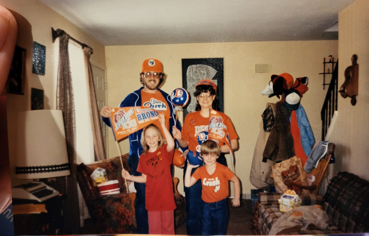 I can only wonder if my pops TRIED to show me how to hold that ball properly before setting the timer on the camera. 😆
#BroncosCountry
#FansForLife
🧡💙✌️🤟🖖🧡💙