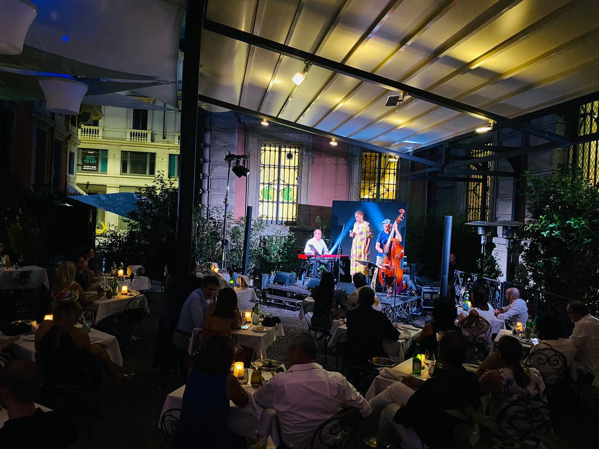 CastaDivaGroup's tweet photo. Blue Note Off torna al Don Lisander, la grande musica dal vivo nel cuore di Milano.

Ecco alcuni scatti della serata di ieri sera, protagonista la classe di Joyce Elaine Yuille.

#CastaDivaGroup #BlueNoteMilano https://t.co/HegAiFYZ10
