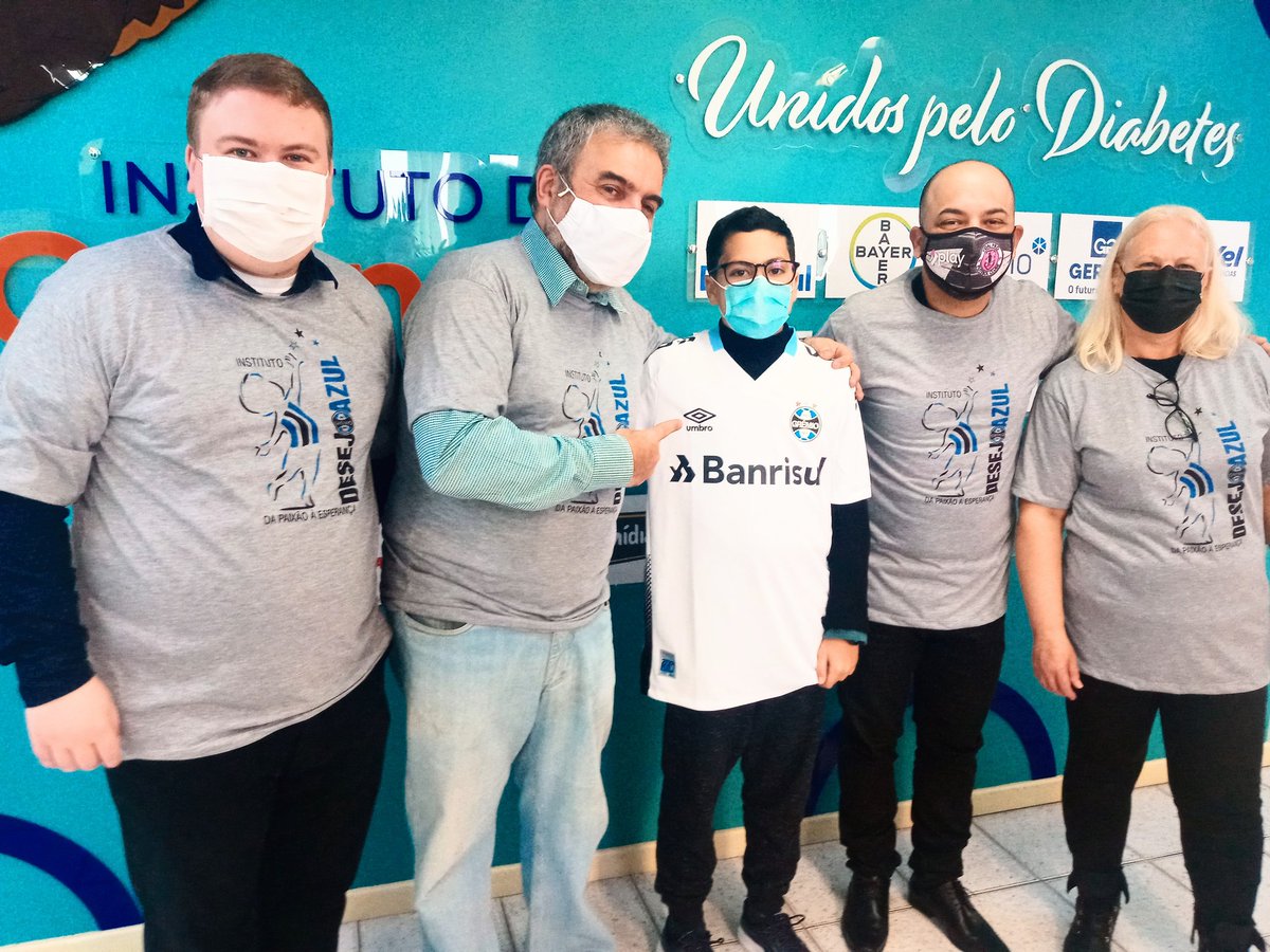 João Guilherme faz tratamento no Instituto da Criança com Diabetes e ganhou a camiseta oficial do <a href="/gremio/">Grêmio FBPA</a> dos voluntários <a href="/zealbertogaucho/">José Alberto Andrade</a> <a href="/Guilweiss/">ɢᴜɪʟʜᴇʀᴍᴇ ᴡᴇɪssʜᴇɪᴍᴇʀ</a> Alex Vidal e Carmen Weissheimer