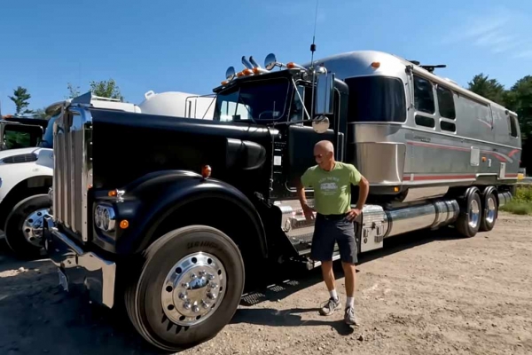 AUTOLOGACH's tweet image. Американец построил уютный автодом на базе магистрального тягача Kenworth 
➡ Читать далее autonavigator.moscow/amerikanec-pos…