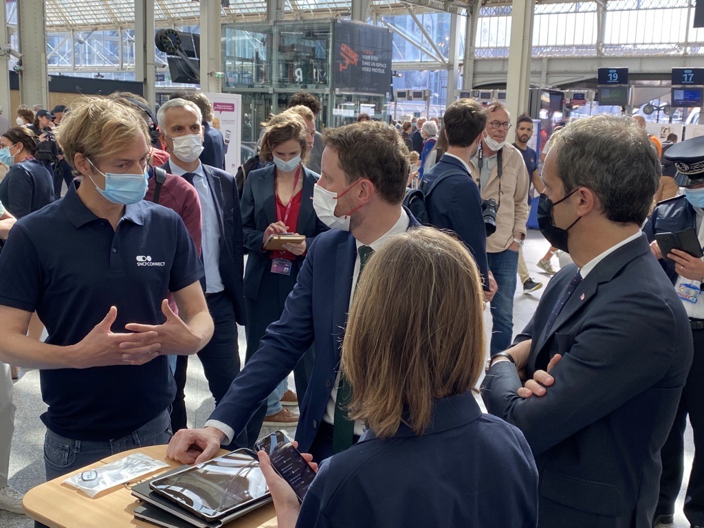 SNCF Connect & Tech (@sncfconnecttech) on Twitter photo Présents ce matin en gare de Lyon à la rencontre des #voyageurs pour les accompagner en cette période de grands départs et continuer de faire évoluer l'#ExpéClient sur <a href="/SNCFConnect/">SNCF Connect</a> avec eux ☀
L'occasion aussi de présenter #SNCFConnect <a href="/CBeaune/">Clément Beaune</a> avec <a href="/CFanichet/">Christophe Fanichet</a>, riches échanges🤝 Présents ce matin en gare de Lyon à la rencontre des #voyageurs pour les accompagner en cette période de grands départs et continuer de faire évoluer l'#ExpéClient sur <a href="/SNCFConnect/">SNCF Connect</a> avec eux ☀
L'occasion aussi de présenter #SNCFConnect <a href="/CBeaune/">Clément Beaune</a> avec <a href="/CFanichet/">Christophe Fanichet</a>, riches échanges🤝