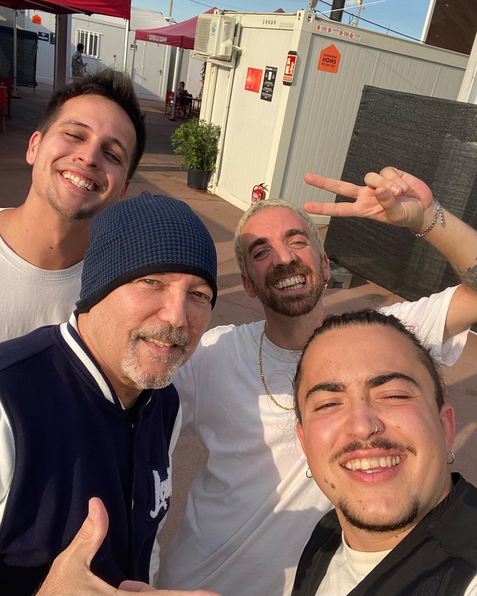 la vida te da sorpresas y ayer nos regaló una tarde que recordaremos lo que nos queda de vida 💘😭
GRACIAS <a href="/rubenblades/">Rubén Blades</a> ✨🙏🏼 i gracies <a href="/cruillabcn/">FESTIVAL CRUÏLLA</a>