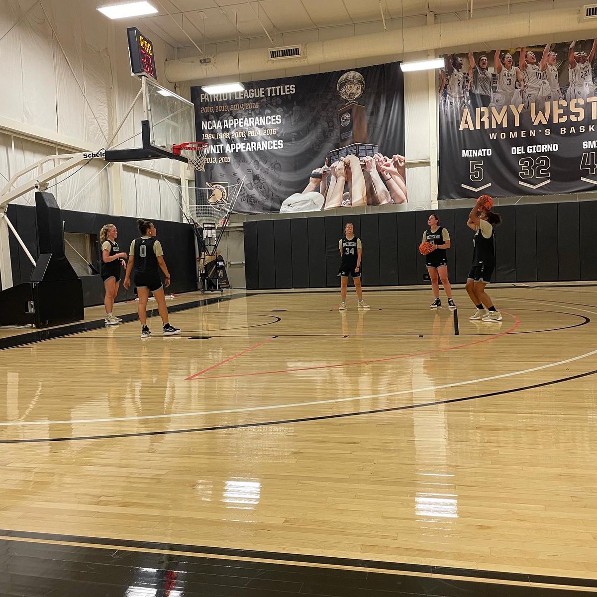ArmyWP_WBB's tweet photo. First summer workout ✅ 

The family is back &amp; ready to get to work 🏀 💪 

#GoArmy | #NoExcuses https://t.co/CoyN5DO3TM