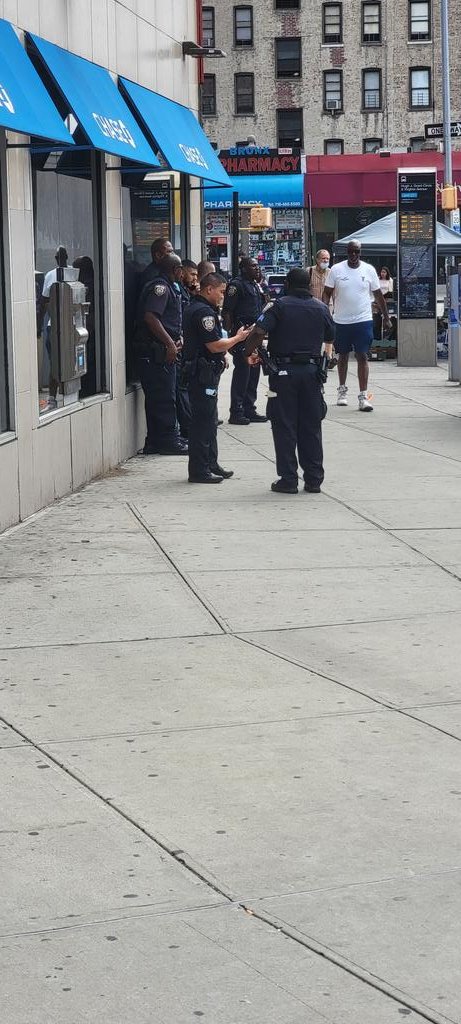 adasofia's tweet image. Don't get off the Q44 at Parkchester station. There's a half dozen cops waiting to right tickets if you have no receipt. #nyc #mta