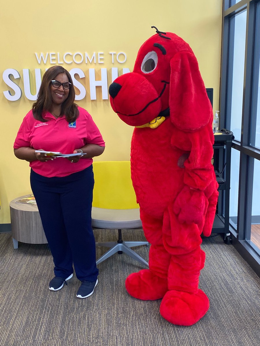 TBatSPS's tweet image. To celebrate @DrGrenitaLathan summer reading challenge, @SunshineBees welcome Clifford the Big Red Dog. During #SPSExplore, students focused on reading, good attendance &amp;amp; positive behavior. @officialSPS