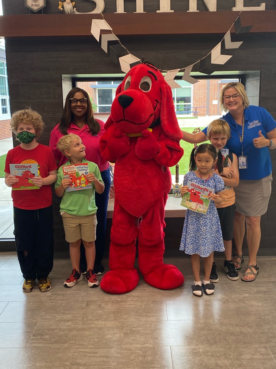 TBatSPS's tweet image. To celebrate @DrGrenitaLathan summer reading challenge, @SunshineBees welcome Clifford the Big Red Dog. During #SPSExplore, students focused on reading, good attendance &amp;amp; positive behavior. @officialSPS