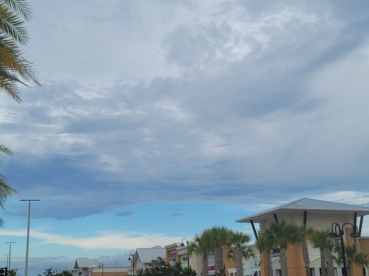 SpaceCoastSkies's tweet photo. @SteveOStereo Here's what I could grab of them from the 3rd, capped off with a view from the bridge at sunset ๐คฉ๐ #spacecoastskies #skyobsession #flwx #sunset #getoutside #lookup https://t.co/vxosg0eL1y