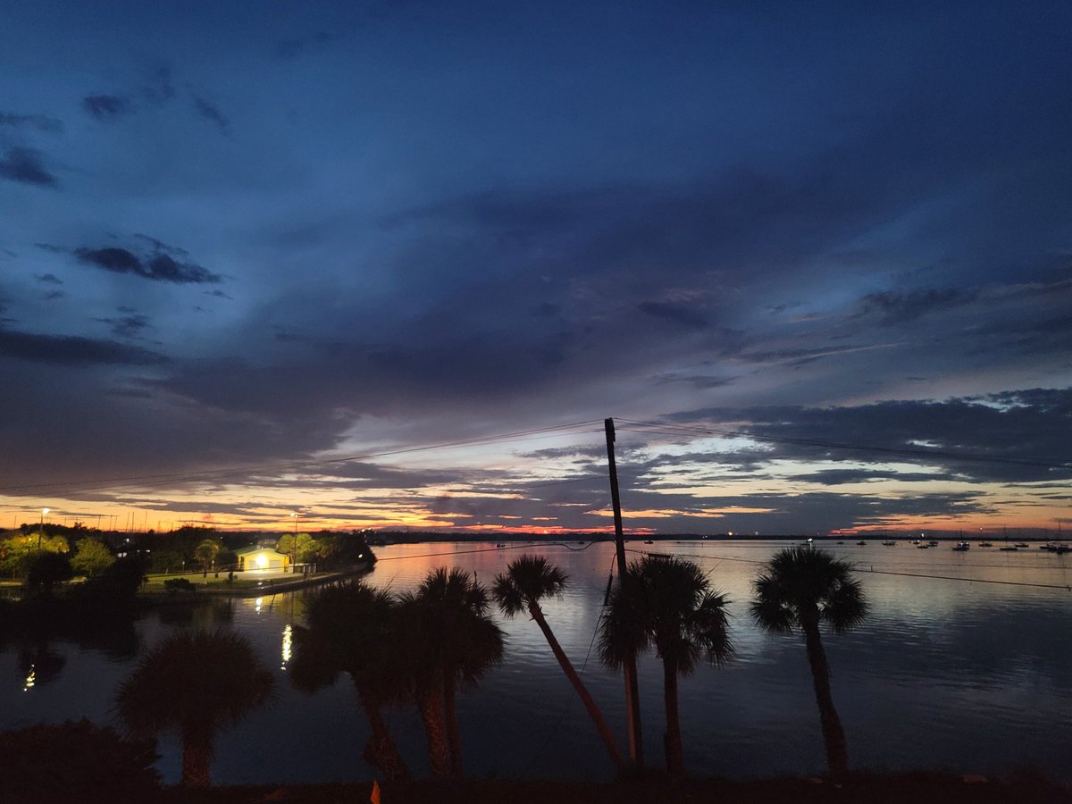 SpaceCoastSkies's tweet photo. @SteveOStereo Here's what I could grab of them from the 3rd, capped off with a view from the bridge at sunset ๐คฉ๐ #spacecoastskies #skyobsession #flwx #sunset #getoutside #lookup https://t.co/vxosg0eL1y