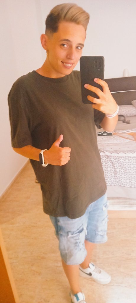 Sonrisa forzada!! Pero cambio de look 😜😜