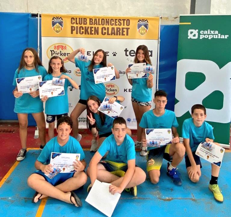 CBClaret's tweet photo. Hemos terminado el segundo turno del minicampus verano, con la feria de juegos, guerra del agua y la entrega de premios, diplomas, medallas y fotos. La próxima semana a por el último turno #OrgulloAmarillo #miniVerano https://t.co/vwN9DZNCjt