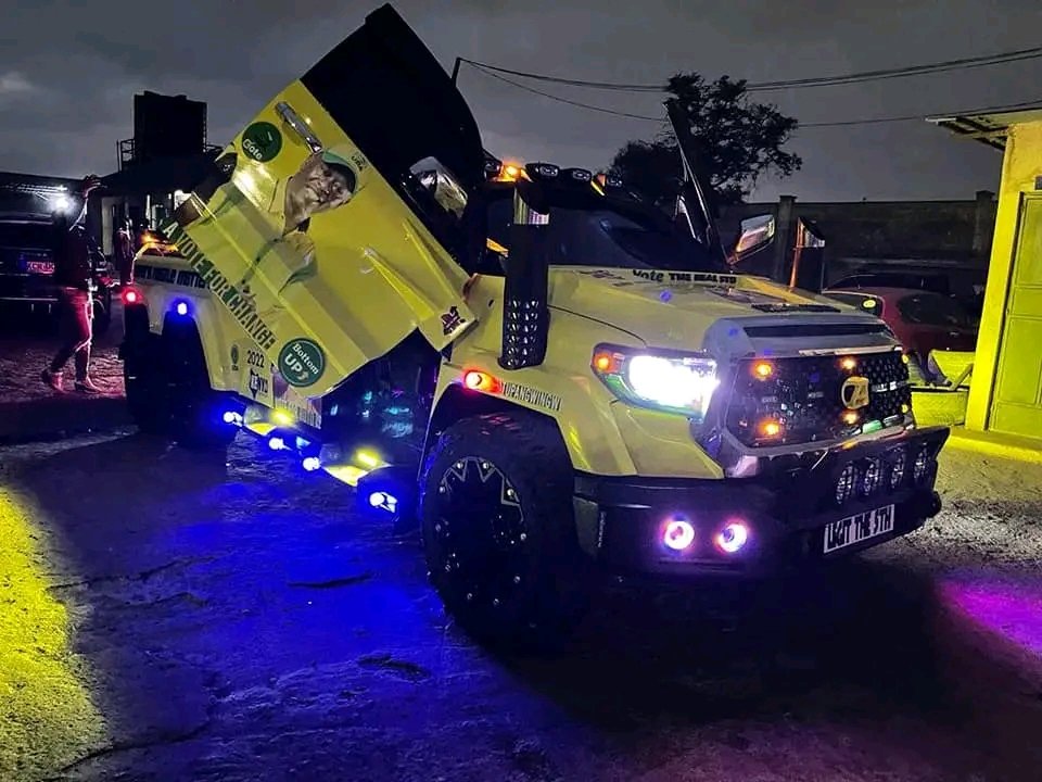WilliamsMkenya's tweet photo. Presidential Limousine dedicated by Kenyans ready for Swearing in. State House is ready for the Fifth President H.E Dr. William Samoei Ruto 🇰🇪 https://t.co/c184vMh2Sp