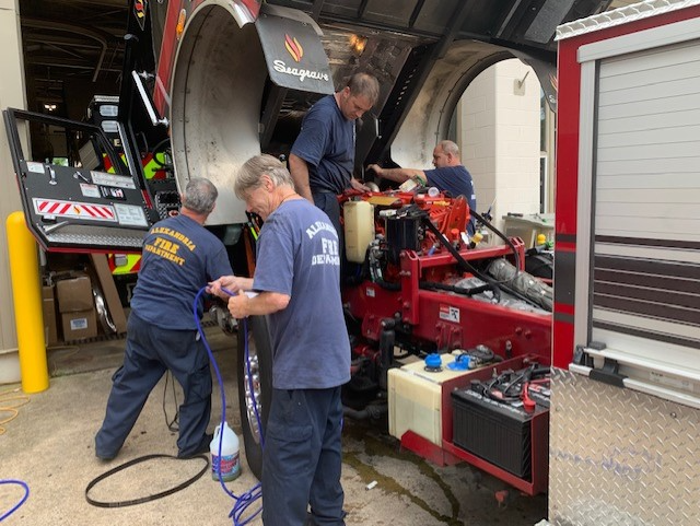 AlexandriaVAFD's tweet photo. AFD's exceptional operations efforts are only made possible by our support staff, especially our maintenance personnel who worked tirelessly after hours yesterday to get Truck 205 back in service as quickly as possible. Thank you for all of your hard work and support! #onwardAFD https://t.co/FF5lYvNv2U