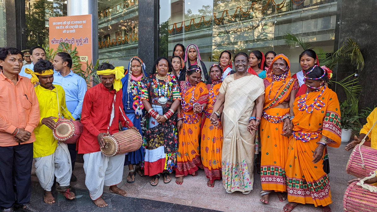 यह देश का सौभाग्य है कि भारतीय जनता पार्टी ने सुश्री द्रौपदी मुर्मू जी को राष्ट्रपति पद का प्रत्याशी बनाया है। 

(1/2)