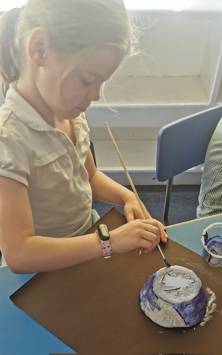 dragonfliesHTPS's tweet photo. In year 2 today we decorated our Clarice Cliff inspired pots. They really sparkle in the sunshine! ☀️ @meerkatsclass1 @WillowsCE https://t.co/L4gYhgOAeO