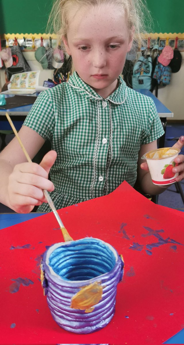 dragonfliesHTPS's tweet photo. In year 2 today we decorated our Clarice Cliff inspired pots. They really sparkle in the sunshine! ☀️ @meerkatsclass1 @WillowsCE https://t.co/L4gYhgOAeO