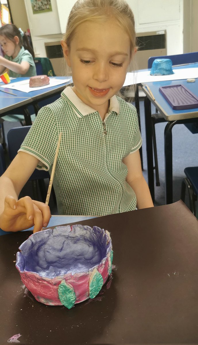 dragonfliesHTPS's tweet photo. In year 2 today we decorated our Clarice Cliff inspired pots. They really sparkle in the sunshine! ☀️ @meerkatsclass1 @WillowsCE https://t.co/L4gYhgOAeO