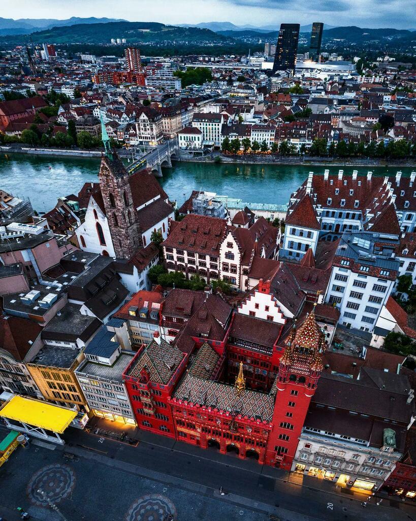 baseltourism's tweet photo. In this picture, you can spot the Basler Rathaus located at Marktplatz. With its striking red facade, the building surely is an eye-catcher. Do you know what this architectural style is called?🏩 Thanks to @lauroalex_photography for this shot.👍 #thisi… https://t.co/yAfQWZONAM https://t.co/Sl43bclDHc