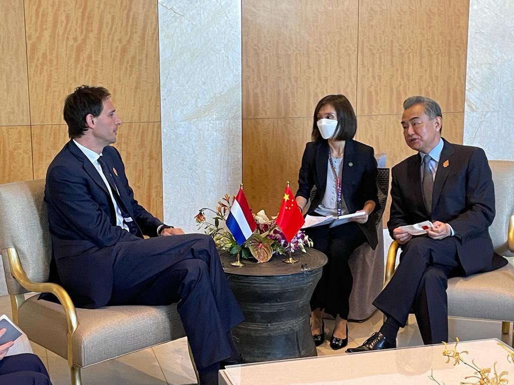 Good to meet Minister Wang Yi of China at the #G20Indonesia. We discussed bilateral issues and opportunities and candidly exchanged views on the war in Ukraine.