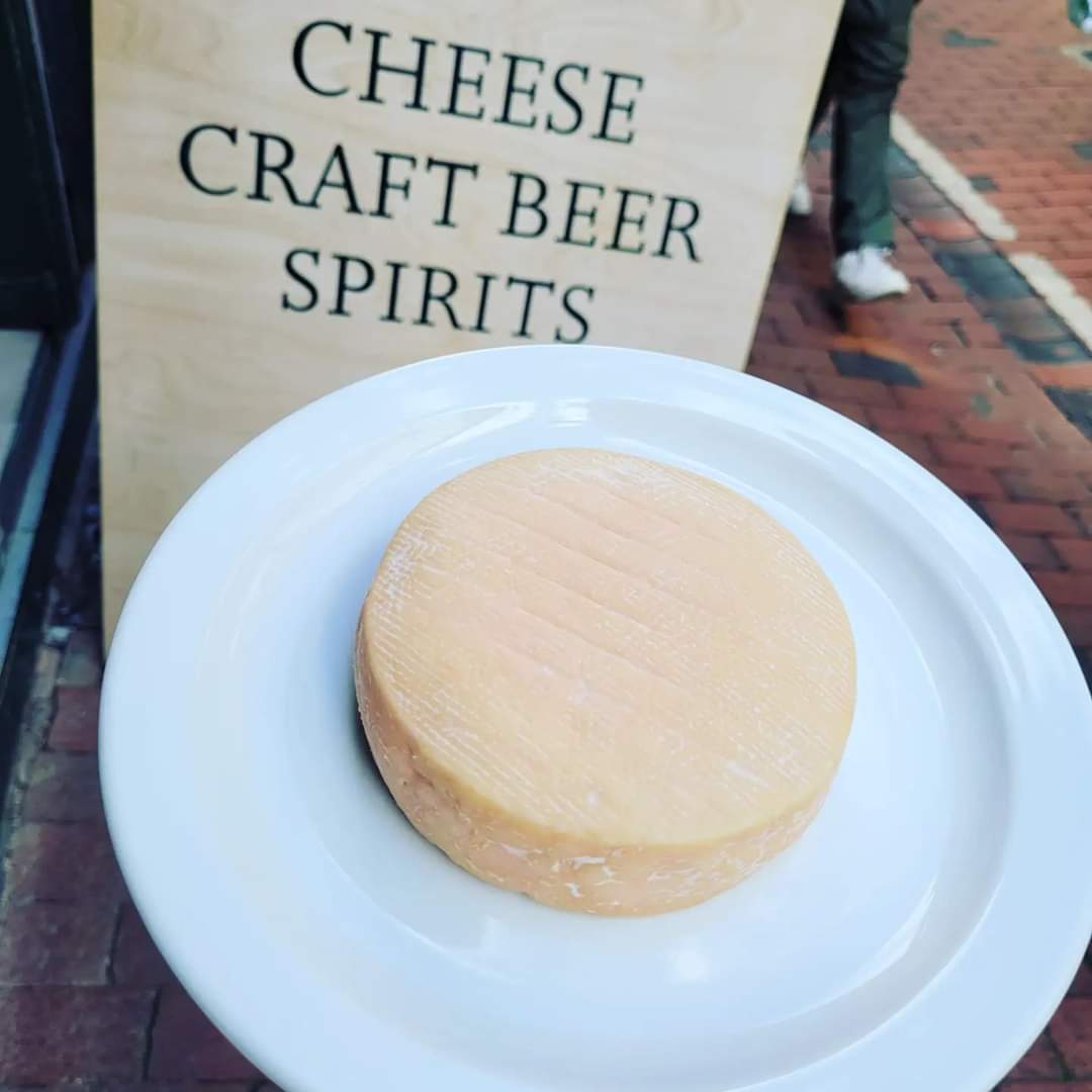 TheGrumpyGoat_'s tweet photo. TIPSY EWE!!! 🧀🐑🍻

A three way collaboration between @TheGrumpyGoat_ @VillageMaid @LittleEarthBeer 🤯

Village Maids 'Wigmore' has been lovingly washed in Little Earth Projects Simcoe Sour 🤤🤤🤤

BEER + CHEESE = 😁

#beerandcheese #worldcheeseawards #cheesewashingproject https://t.co/HVPKnmU4JL