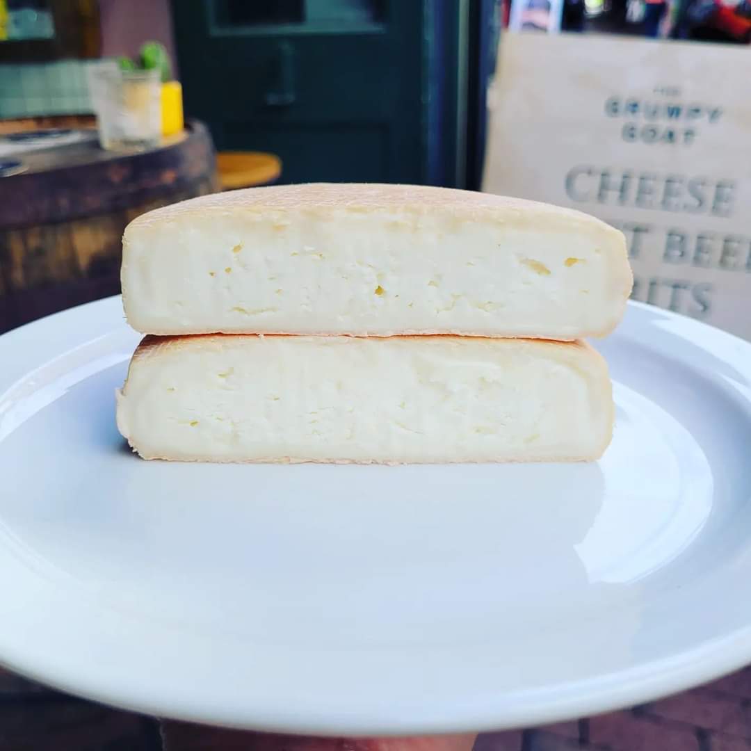 TheGrumpyGoat_'s tweet photo. TIPSY EWE!!! 🧀🐑🍻

A three way collaboration between @TheGrumpyGoat_ @VillageMaid @LittleEarthBeer 🤯

Village Maids 'Wigmore' has been lovingly washed in Little Earth Projects Simcoe Sour 🤤🤤🤤

BEER + CHEESE = 😁

#beerandcheese #worldcheeseawards #cheesewashingproject https://t.co/HVPKnmU4JL
