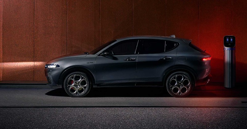 AlfaRomeoUSA's tweet photo. Arriving soon: A CUV reserved for those who never hesitate to charge ahead.*

*Available Early 2023. Preproduction European model shown. Actual North American vehicle may differ.