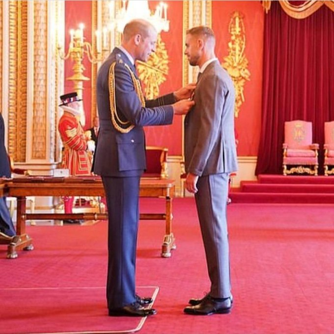 TheAnfieldBuzz's tweet photo. Jordan Henderson MBE.

A role model on and off the field, congratulations skipper. 👏 https://t.co/GjT0gQ2BsT