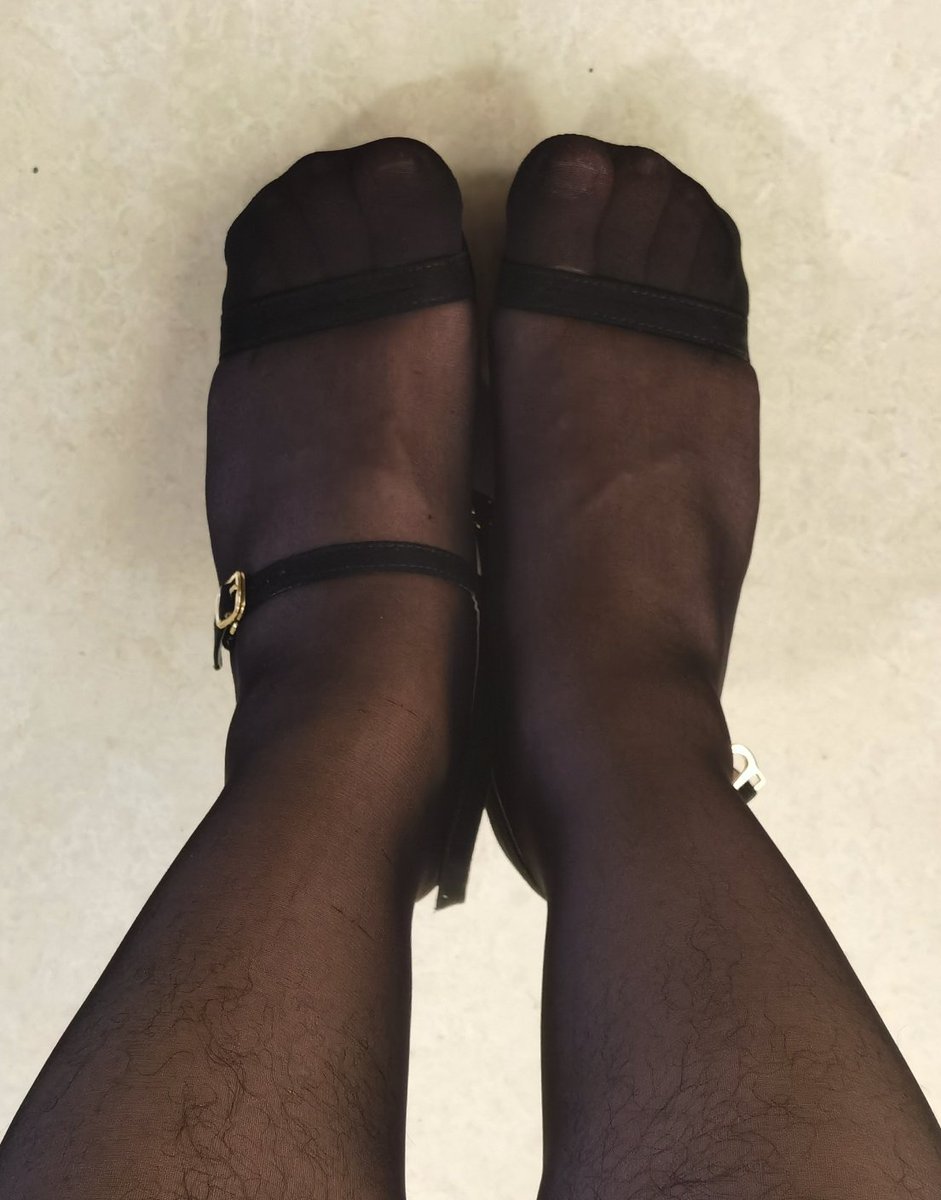 Lish2420's tweet photo. 太小了，还是穿着丝袜比较好往里挤。尽管一字带本身已经很紧了，但是在丝袜的润滑下还是把脚趾戳出鞋子好多 #变装 #挤脚 #穿小鞋 https://t.co/4x8D1SCIVk