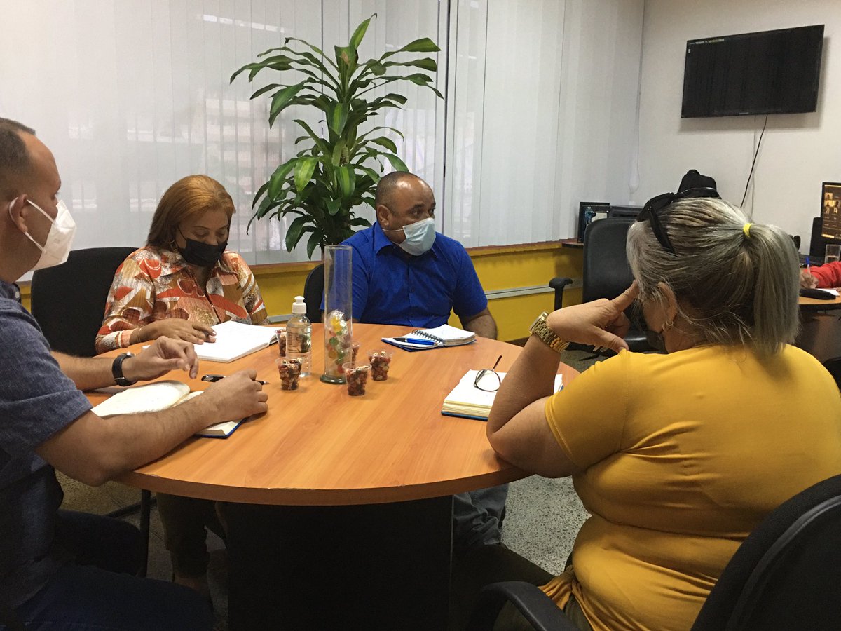 viceedutrabajo2's tweet photo. #EnFotos📸 || Viceministro @EdgarBlanco_VE sostiene encuentro con la Comisión Educativa Cubana, con el objetivo de seguir fortaleciendo la agenda de trabajo con miras a lo que será la III Graduación Conjunta con las Misiones Educativas y Universidades https://t.co/kP1BKqgsbC