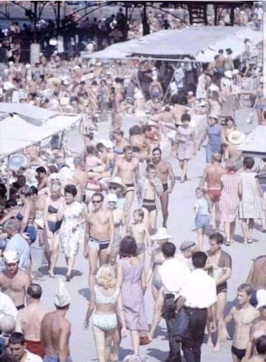 USA beach scene in 1973, the year before the FDA legalized high fructose corn syrup in food. #obesityepidemic #lchf