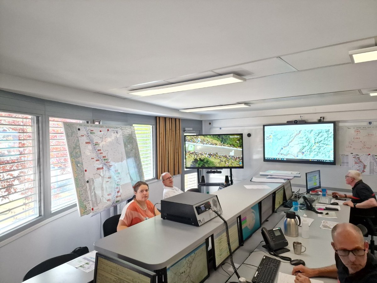 SDIS88's tweet photo. [Tour de France]
Une salle de crise commune est activée au CTRA88 où #Samu88 et #sdis88 coordonnent côte à côte les secours sur le tracé du @LeTour dans les #vosges.
Au COD à la préfecture, les acteurs de la @SecCivileFrance assurent ensemble votre sécurité
@prefet88 https://t.co/Z6kvlwGogt