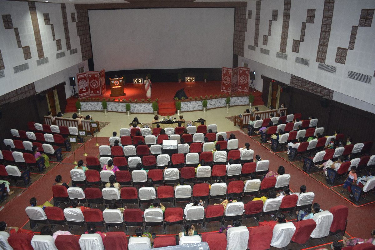 easterncomd's tweet photo. #IndianArmy
A Seminar on #ArtOfLiving was organised by #EasternCommand as a welfare measure for 150 families at #FortWilliam #EasternCommand  #Kolkata.
@adgpi
@SpokespersonMoD https://t.co/rsUkk5DeVl