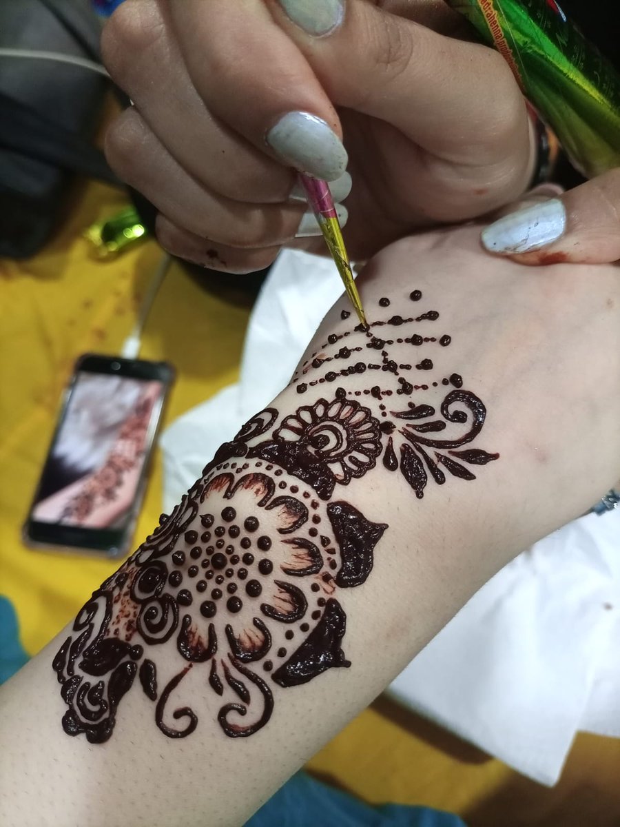 Safa_Mall's tweet photo. Girls come and visit safa mall and enjoy MEHNDI & BANGAL Stall at Ground Floor, Safa Mall😍🤩🎉
#safagoldmall #safamall #safavibes #mehndistall #mehndivibes #mehndifunction #eidvibes #girlsmehndifestival https://t.co/adamZwD2iR