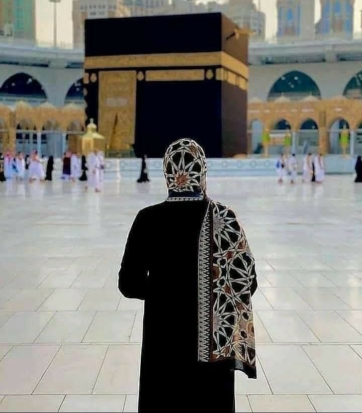 أتـَيتُك راجيـةً يـاذا الجَـلالِ ،
                ففـرِّج ما تـرى من سُـوء حـالي..
 
بحبالِ جودكَ يا جوادُ تعلُّقي
                ما خاب يومًا من بها يتعلق

يا مَنْ تُحِبُّ العَفوَ آمالِي ببابكَ فَاعْفُ عَنِّي 🖤🖇️