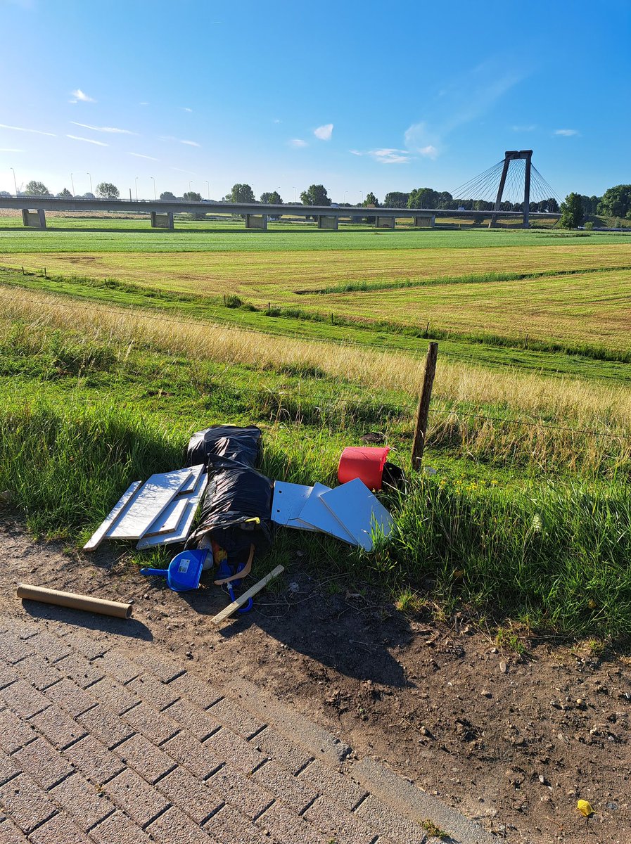Nieuws bericht (Afval gedumpt langs de dijk) geplaatst op Altena Regionieuws - altena-regionieuws.nl/afval-gedumpt-…